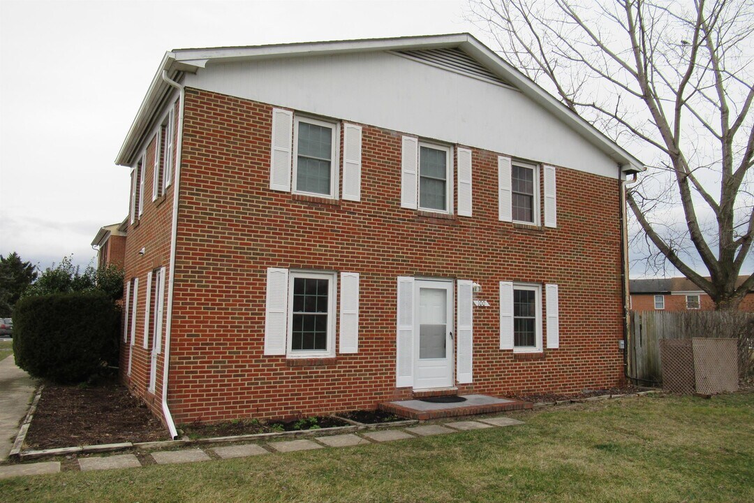 100 Chinkapin Dr in Stephens City, VA - Building Photo