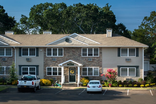 Fairfield Plaza West At West Sayville in West Sayville, NY - Foto de edificio - Building Photo