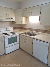 Trianon Apartments & Townhomes in Topeka, KS - Foto de edificio - Building Photo