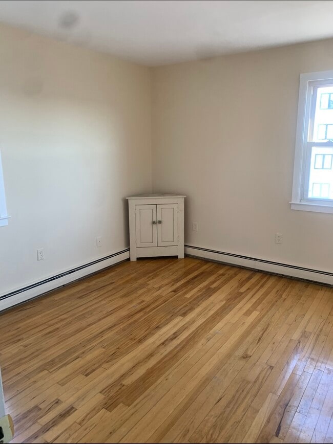 324 Strawberry Hill Ave, Unit Apt B102