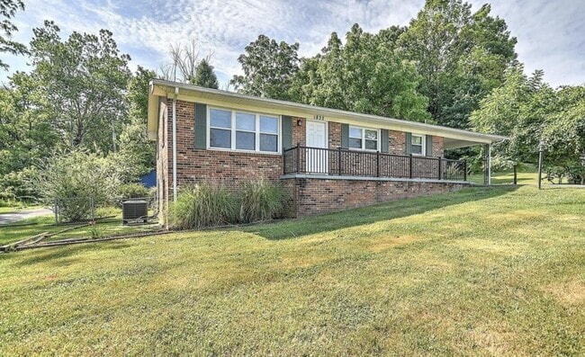 property at 1832 W Lakeview Dr