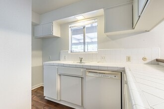 805 Tully Rd in Modesto, CA - Building Photo - Building Photo