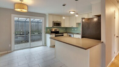 9005 N Peninsular Ave in Portland, OR - Building Photo - Building Photo