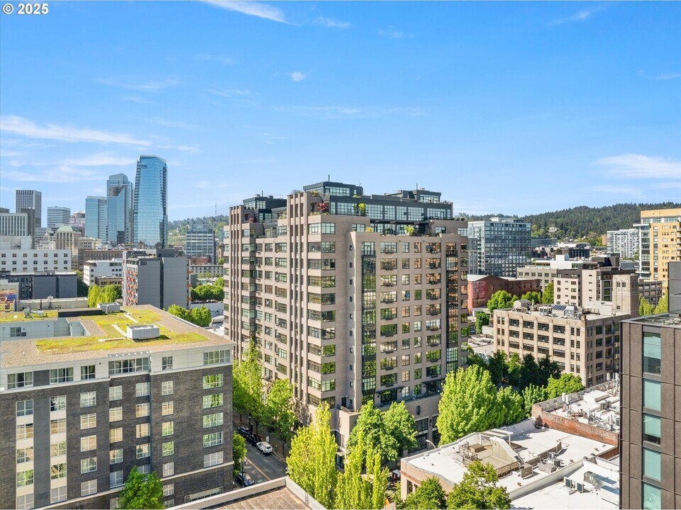 333 NW 9th Ave, Unit 712 in Portland, OR - Building Photo