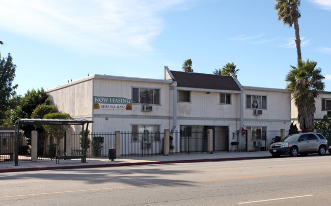 Olive Tree Manor Apartments in Sylmar, CA - Foto de edificio - Building Photo