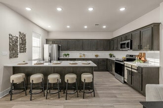 The Barracks Townhomes in College Station, TX - Foto de edificio - Building Photo