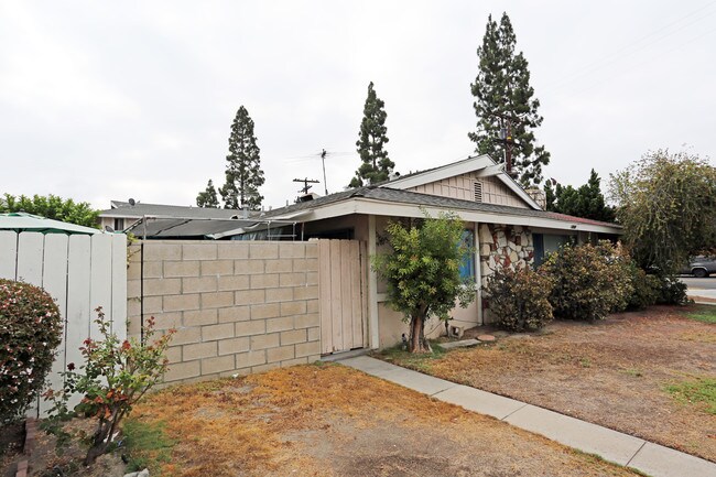 12202 Haster St in Garden Grove, CA - Foto de edificio - Building Photo