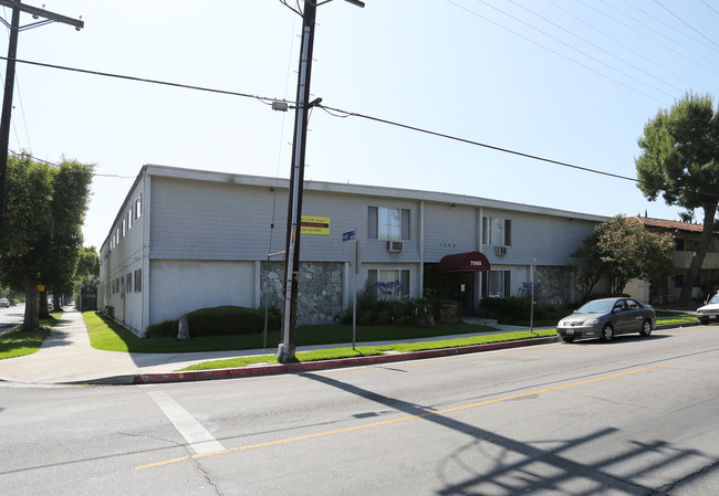 Continental Etiwanda Apartments in Reseda, CA - Building Photo - Building Photo