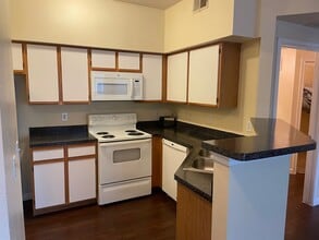 2320 Gracy Farms Ln, Unit 921 in Austin, TX - Building Photo - Building Photo