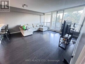 12-312 Laurelcrest St in Brampton, ON - Building Photo - Building Photo