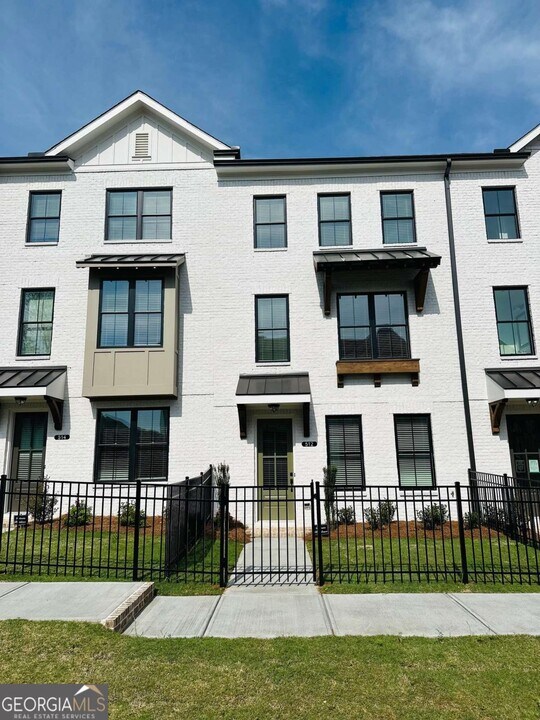 512 Healy Dr in Cumming, GA - Building Photo