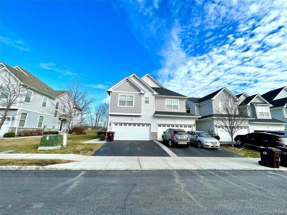 141 Meadow View Dr in Middletown, NY - Foto de edificio