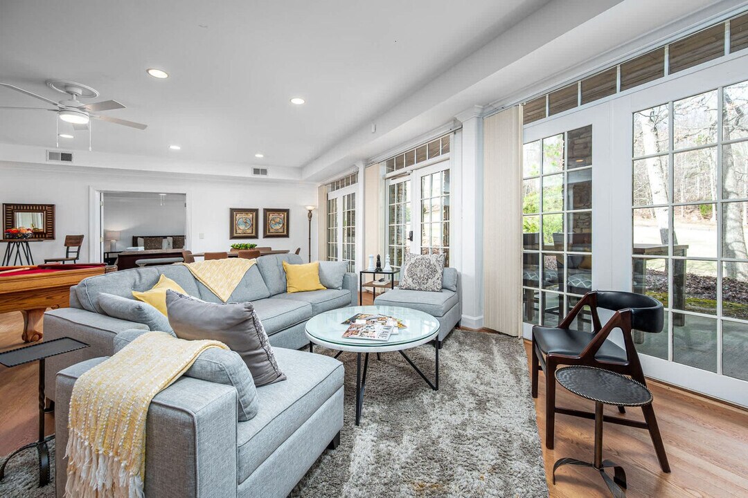 11468 Club Dr in Chapel Hill, NC - Foto de edificio