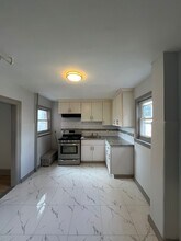 66 Broadway, Unit 1 in Bayonne, NJ - Foto de edificio - Building Photo