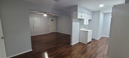 326 S Sealy Ave in Justin, TX - Building Photo - Building Photo