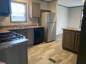 2701 Huizenga St in Norton Shores, MI - Building Photo - Building Photo