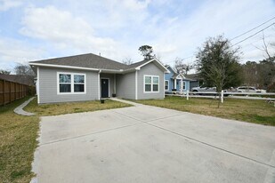 5817 Gaston in Houston, TX - Building Photo
