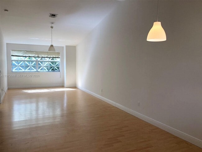 18336 NW 68th Ave in Hialeah, FL - Foto de edificio - Building Photo