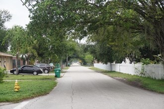800 NW 96th St in Miami, FL - Building Photo - Building Photo