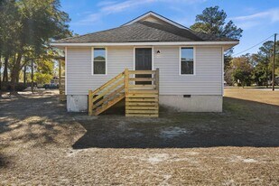 501 E 4th St in Springfield, GA - Building Photo