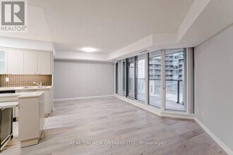 111 Elizabeth St in Toronto, ON - Building Photo - Building Photo