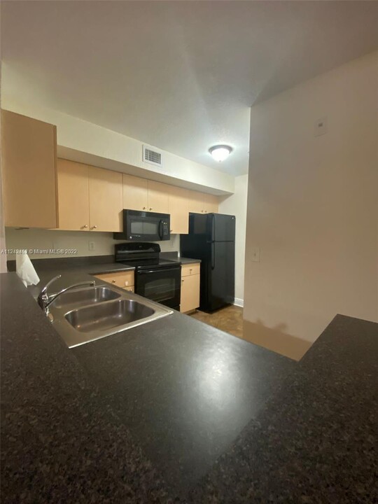 2520 Centergate Dr, Unit 303 in Miramar, FL - Building Photo