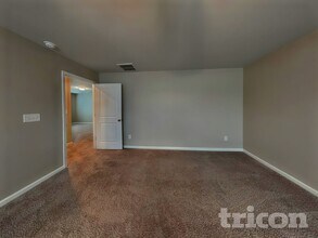 3718 Streamside Dr in Thomasville, NC - Foto de edificio - Building Photo