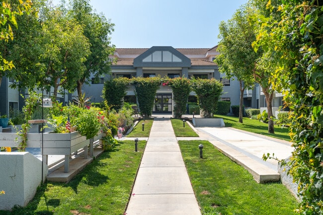 Casa Grande Senior Apartment Homes in Corona, CA - Foto de edificio - Building Photo