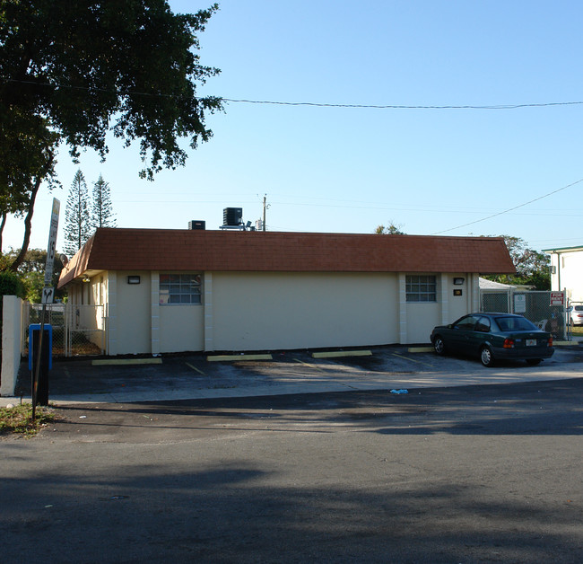 19 SW 14th St in Dania, FL - Building Photo - Building Photo