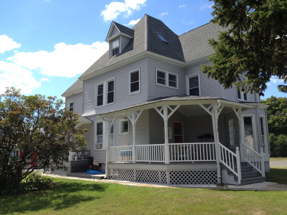 72 Broad St, Unit 1 in Plainville, CT - Foto de edificio