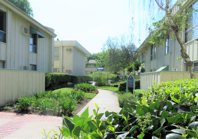 Woodcreek in Downey, CA - Foto de edificio - Building Photo