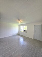 5626 Sixth Ave in Ft. Myers, FL - Foto de edificio - Building Photo