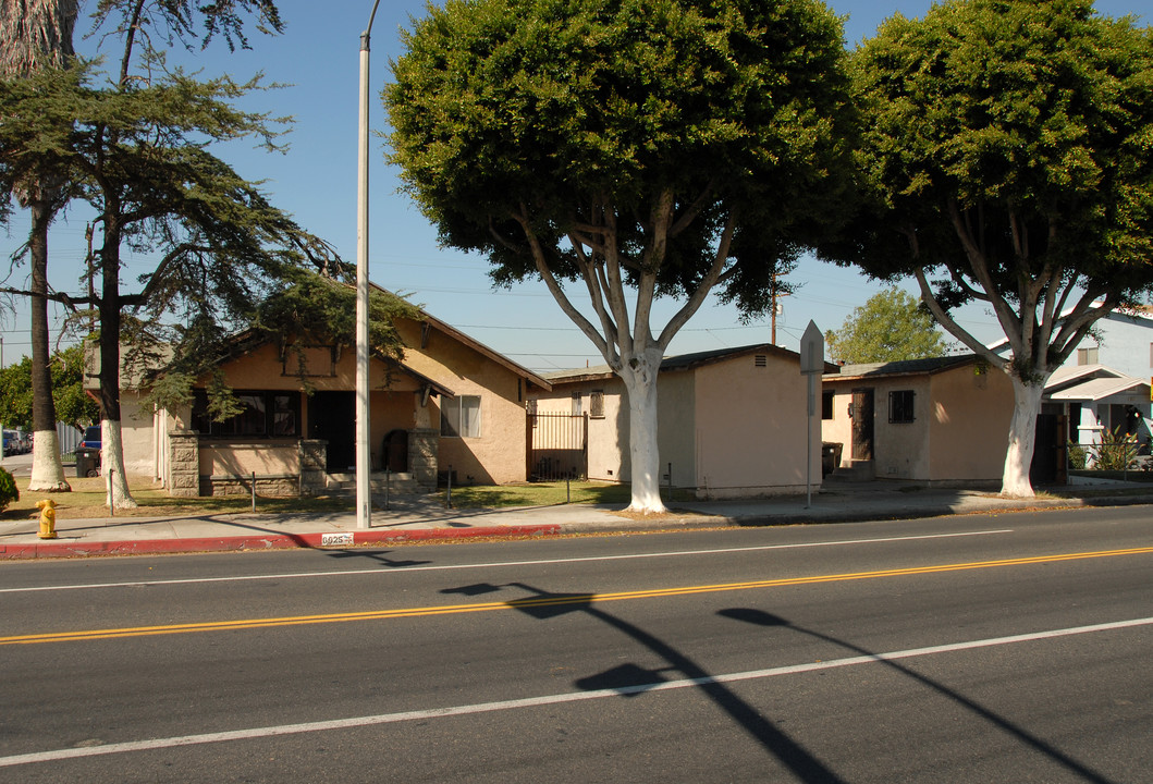 6919 Compton Ave in Los Angeles, CA - Building Photo