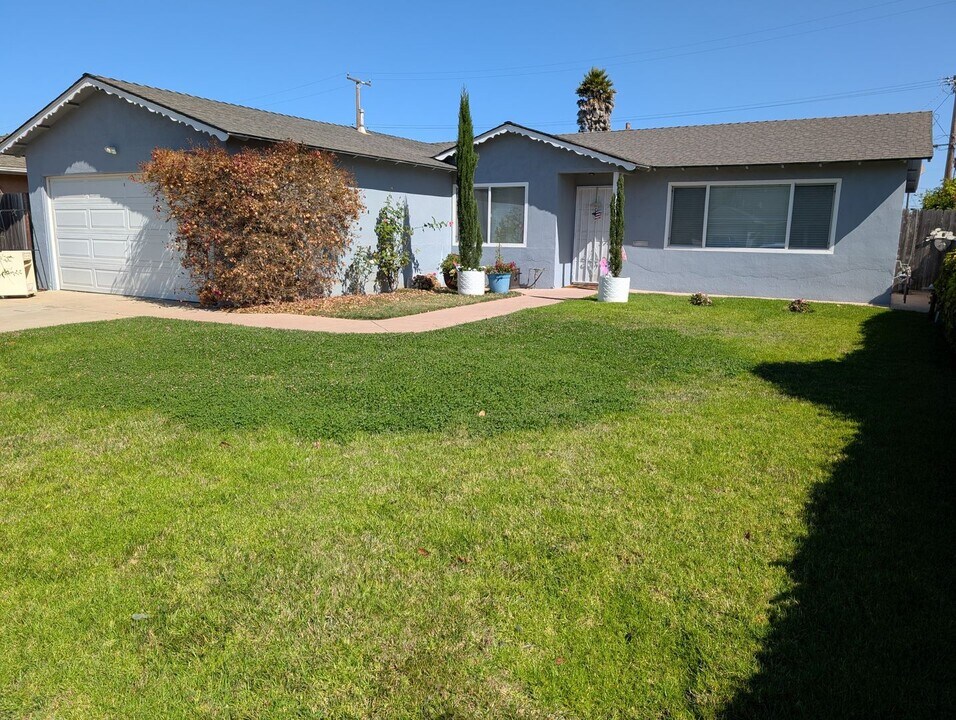 1109 W Airport Ave in Lompoc, CA - Building Photo