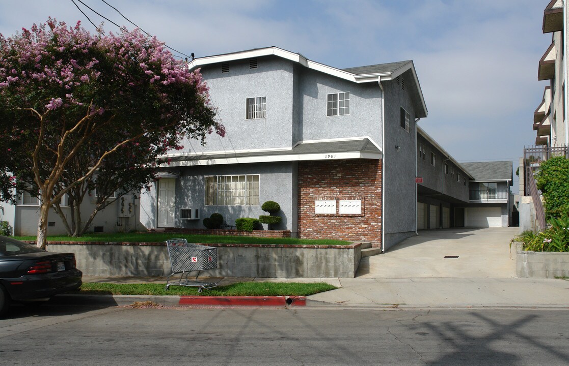 1901 Scott Rd in Burbank, CA - Foto de edificio