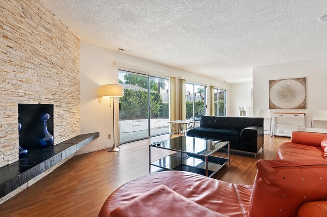 6716 Ventura Canyon Ave in Van Nuys, CA - Foto de edificio - Building Photo