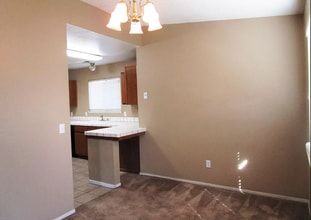 325 Cantebury Dr in Lemoore, CA - Building Photo - Building Photo