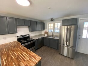 46 Carriage Ln, Unit A in Portland, ME - Building Photo - Building Photo