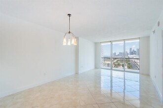 1750 N Bayshore Dr, Unit 1310 in Miami, FL - Building Photo - Building Photo