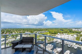 17111 Biscayne Blvd in North Miami Beach, FL - Building Photo - Building Photo