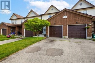29 Birchfield Dr in Bowmanville, ON - Building Photo