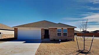 1024 S Appaloosa Ln in Mustang, OK - Building Photo