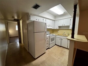 116 Southwest Jefferson Cir N-Unit -8 in St. Petersburg, FL - Building Photo - Building Photo