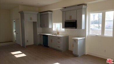 2406 S Dunsmuir Ave in Los Angeles, CA - Building Photo - Building Photo