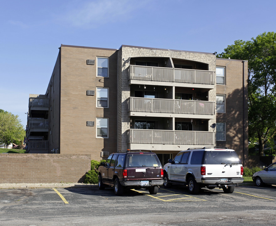 Carousel Apartments in West St. Paul, MN - Building Photo