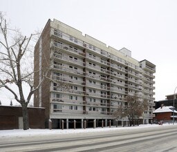 WINS - Hillhurst in Calgary, AB - Building Photo - Building Photo
