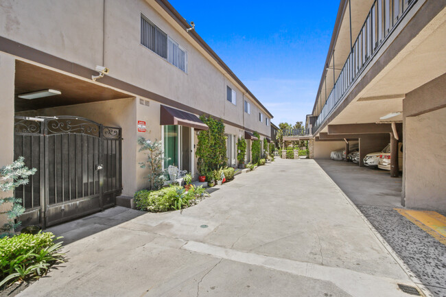 Lakewood Apartments in Downey, CA - Building Photo - Building Photo