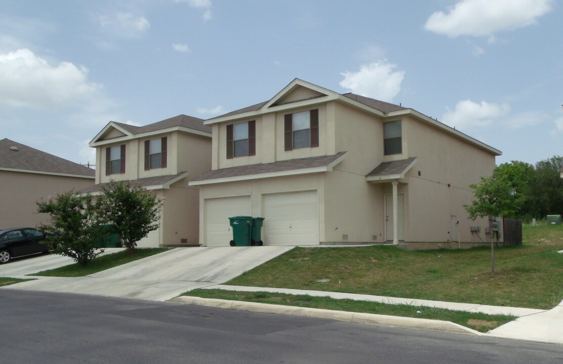 10814 Mathom Lndg in Universal City, TX - Building Photo