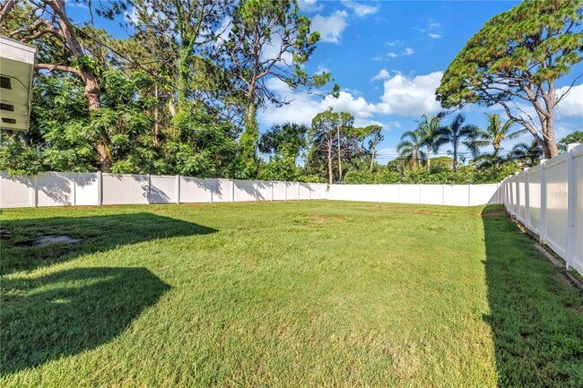 2135 Desoto Way S in St. Petersburg, FL - Building Photo - Building Photo