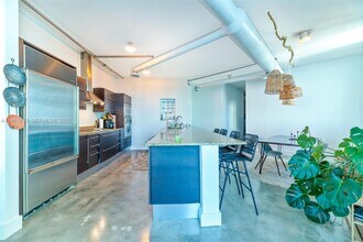 700 NE 25th St in Miami, FL - Foto de edificio - Building Photo